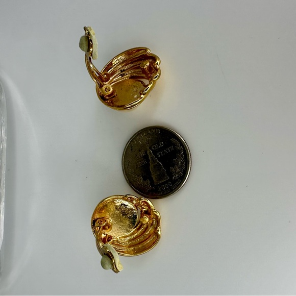 Vintage Chunky Pearl Gold-Tone Conch-Style Round Statement Costume Clip Earrings - Picture 7 of 8